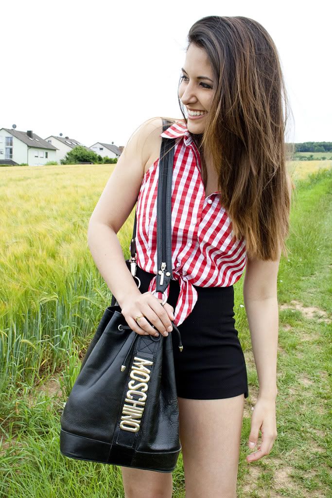 Blogger Outfit Guess Shirt Moschino Bag
