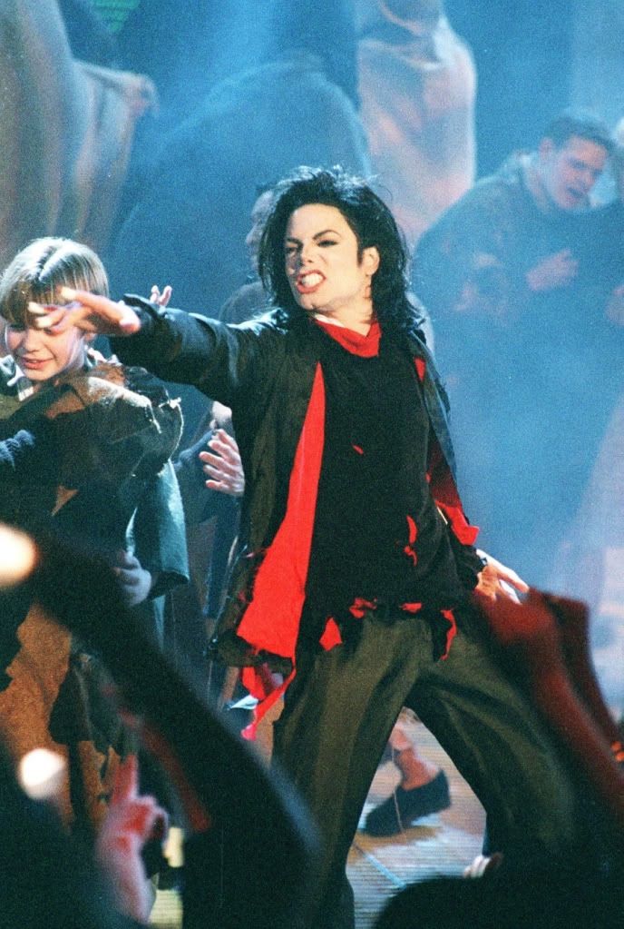 michael-performs-earth-song-at-the-brit-awards97-m-9.jpg
